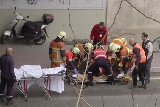 Varios trabajadores de emergencias asisten a una víctima de la explosión del metro.
