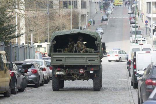 Un vehículo militar patrulla por la Rue de la Loi, cerca de la estación Maalbeek.