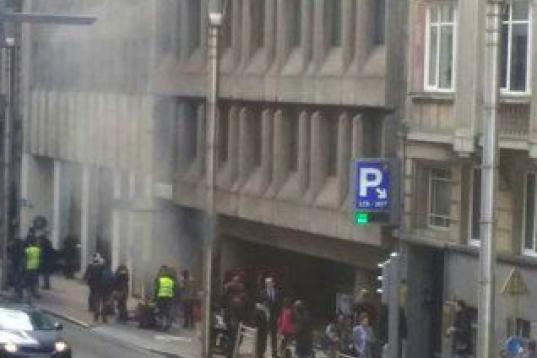 El humo se eleva de la estación de metro de Maalbeek, cerca del barrio de las instituciones europeas, tras una explosión.