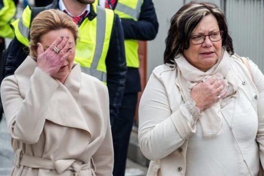 Dos mujeres reaccionan tras las explosiones.