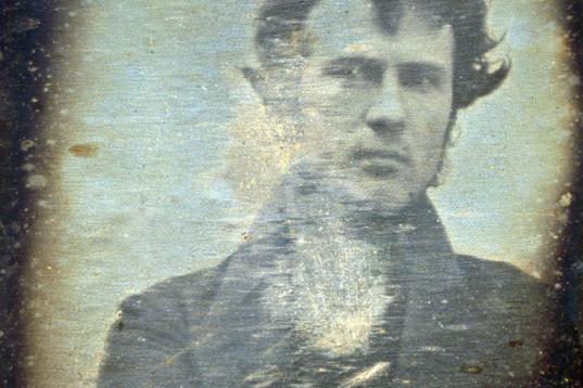 15 minutos tuvo que quedarse quieto Robert Cornelius para sacarse el primer selfi de la historia. El químico posó delante un espejo en 1839 con la primera cámara de fotos que se comercializó.