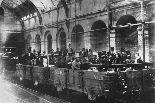 Londres puede presumir de tener el primer metro de la historia. Los primeros pasajeros lo empezaron a disfrutar a partir del año 1862.