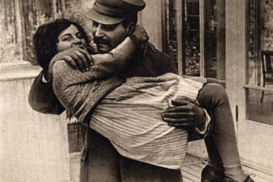 Stalin abraza y juega con su hija Svetlana en 1936.
