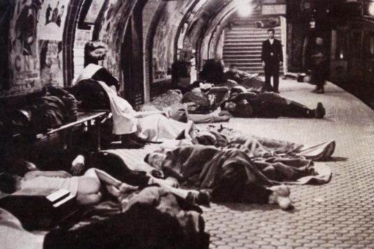 Varias personas duermen en el Metro de Madrid durante la Guerra Civil.