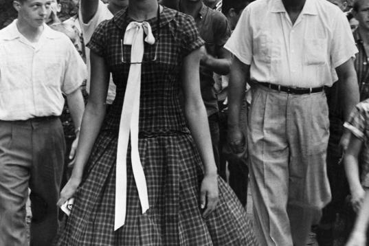 Una imagen de Dorothy Counts, la mujer negra que entró en una escuela exclusivamente de blancos en Estados Unidos, mientras sus compañeros se burlan de ella por su color de piel. 