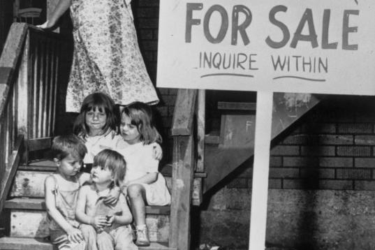 "Se venden cuatro niños. Preguntar dentro". Un matrimonio sin trabajo ni dinero pone a la venta a sus hijos en Chicago, 1948.