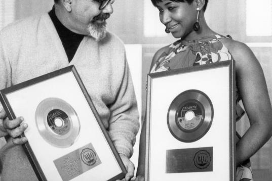 La cantante Aretha Franklin y el productor Jerry Wexler junto al disco de oro por el single I Loved A Man (The Way I Love You) en 1967 en Nueva York.
