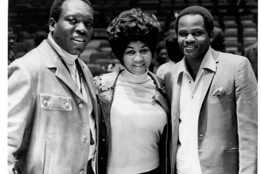 El saxofonista King Curtis, Aretha Franklin y el compositor Joe Tex antes del concierto 'Soul Together' en el Madison Square Garden de Nueva York en junio de 1968.