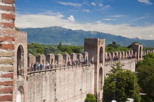 El gran rasgo distintivo de este pueblo medieval de la provincia de Padua es su espectacular muralla, de más de 1.400 metros de largo y una altura de entre 12 y 14 metros. Con cuatro puertas de acceso que corresponden con los cuatro puntos card...