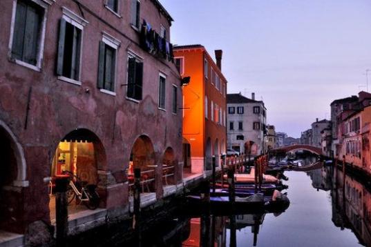 Pequeño y colorido, este pueblo es como una pequeña Venecia a apenas 30 kilómetros de la masificada ciudad. Aunque es conocida por su puerto, Chioggia ha quedado durante los años relegada a un segundo plano a la sombra de su gran vecina. No ...