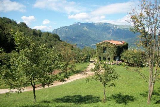 Si lo que buscas es paz, tranquilidad y naturaleza, Recoaro Terme es el lugar idóneo. Este pequeño pueblo en un valle al pie de los Dolomitas es famoso por sus aguas minerales, utilizadas en balnearios desde hace siglos. El ambiente que se res...