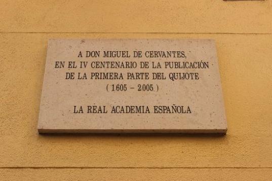Esta placa se encuentra en la que fue la casa de Cervantes.