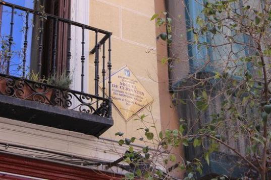 Una placa en la calle de las Huertas número 18 recuerda el lugar "donde dijo vivir Miguel de Cervantes". Actualmente, el edificio es un restaurante (en la siguiente imagen).