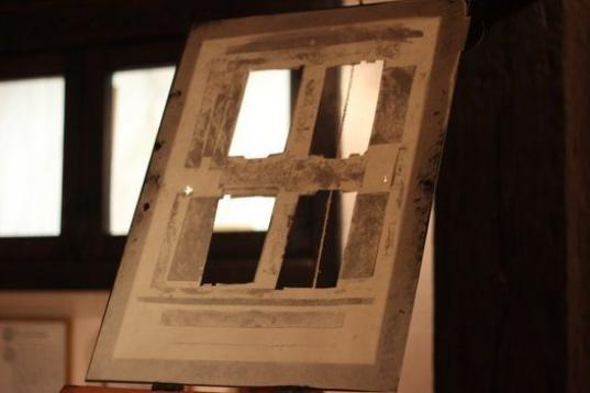 Para evitar manchones de tinta en las páginas, se ponía esta superficie —llamada frasqueta— entre las placas metálicas y el papel.  