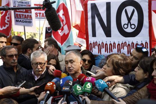 Los líderes de CCOO y UGT, Ignacio Fernández Toxo y Pepe Álvarez, en declaraciones a los medios antes de iniciarse la manifstación.
