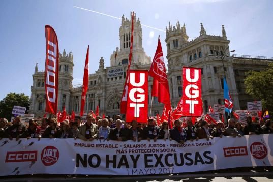La cabecera de la manifestación, con los principales líderes sindicales al frente y el cartel de "No hay excusas".