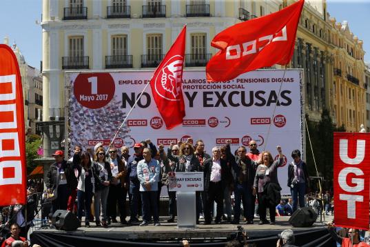 Los líderes sindicales cantan La Internacional tras la lectura del manifiesto por el Primero de Mayo. 