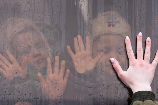 Unos niños son evacuados desde Donetsk a territorio ruso, este martes. 