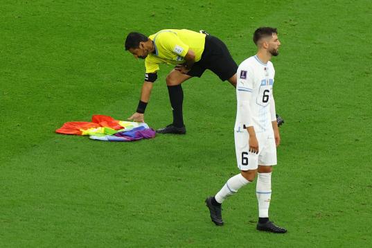 El árbitro del partido, Alireza Faghani, retira la bandera del césped
