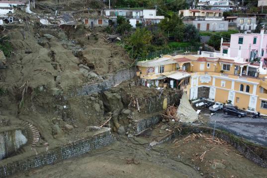 Las autoridades italianas han informado a última hora del domingo que el balance de muertos por un deslizamiento de tierra en la isla de Isquia ha aumentado a siete, incluido un bebé.