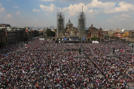 Miles de personas abarrotan este domingo la Ciudad de México para mostrar su apoyo al presidente Andrés Manuel López Obrador.