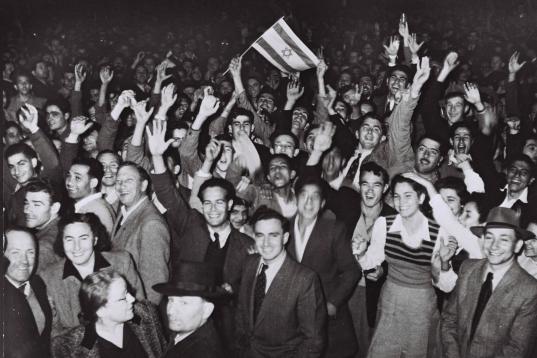 Celebraciones de judíos en Tel Aviv, el 29 de noviembre de 1947, tras conocerse la resolución 181 de la Asamblea de Naciones Unidas. 