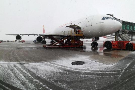 Fotografía facilitada por Iberia del aeropuerto Adolfo Suárez Madrid-Barajas, donde el temporal ha obligado a cerrar dos de las cuatro pistas para limpiarlas de nieve.