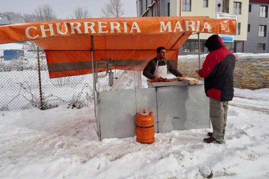 Vista de la montaña de Lugo, donde un hombre vende churros el día 5 de Febrero en la feria de Piedrafita do Cebreiro, a pesar de las copiosas nevadas caídas en las últimas horas y que mantienen en alerta a treinta y d...