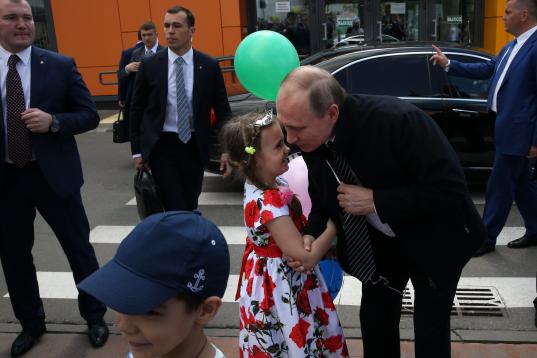 Cogiendo globos y dando besos a niños