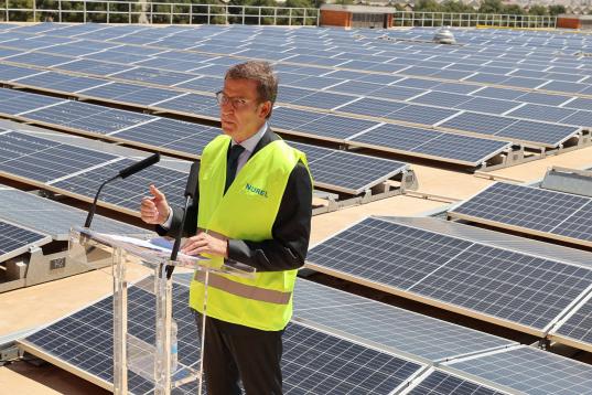 Feijóo, en una fábrica de instalaciones fotovoltaicas zaragozana, durante un discurso en el que defendió la energía nuclear.
