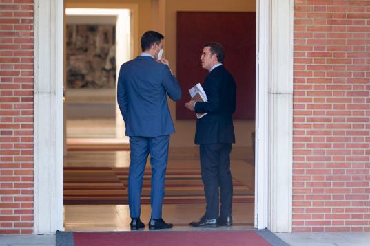 Feijóo llevando sus propuestas al presidente del Gobierno, Pedro Sánchez, en su primer encuentro en Moncloa como líder del PP.