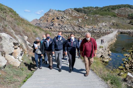 Feijóo paseando por la Islas Cíes, acompañado del ministro de Agricultura, Luis Planas.