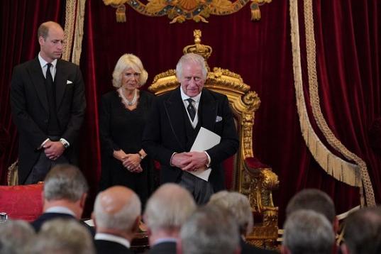 Carlos III, junto a la reina consorte Camila Parker y el príncipe Guillermo de Gales, a su llegada al salón de actos del palacio de St. James.
