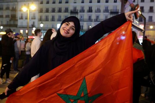 Una joven marroquí luce su bandera en la Puerta del Sol
