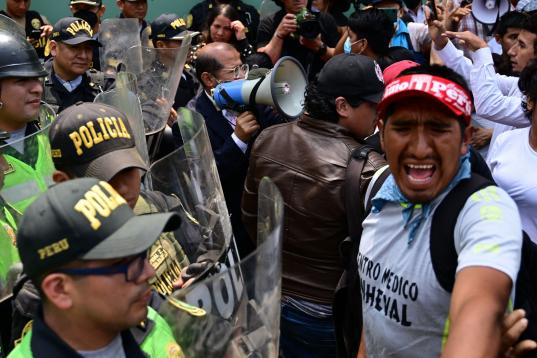 Enfrentamientos entre manifestantes y la policía, que blinda las principales plazas del país