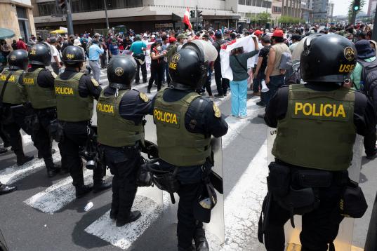 Castillo blinda las calles con policías para controlar las protestas sociales