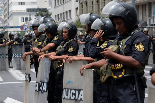 Más agentes preparados en las calles de Lima tras la destitución de Castillo