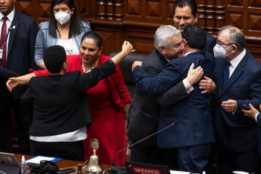 Abrazos entre los diputados en el Congreso tras confirmarse la destitución de Pedro Castillo