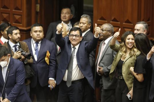 José Daniel Williams Zapata, presidente del Congreso, celebra la destitución de Castillo