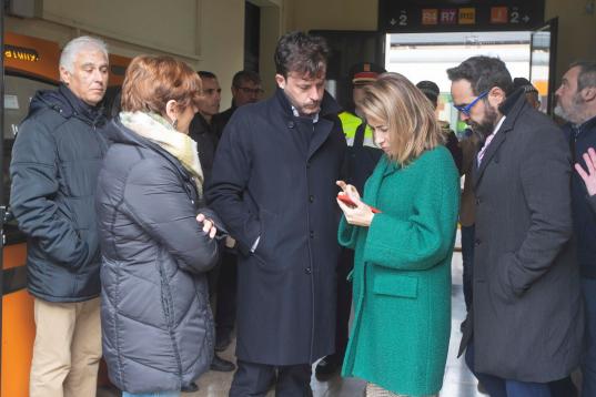 La ministra Raquel Sánchez y  el conseller de Territorio, Juli Fernández se han desplazado a la estación de Montcada i Reixac (Barcelona) donde la colisión de dos trenes de la línea R4 de cercanías ha provocado 155 heridos.