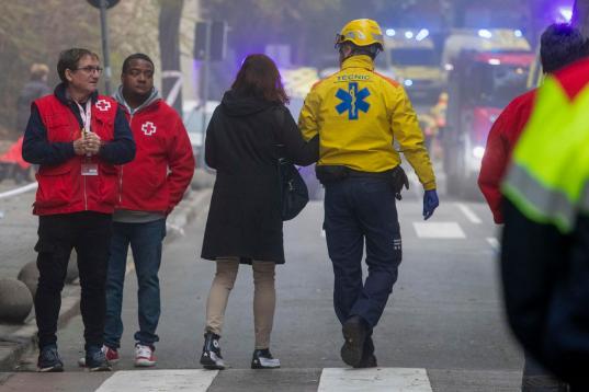 Personal sanitario y de seguridad realizan su trabajo este miércoles en la estación de Montcada i Reixac (Barcelona)