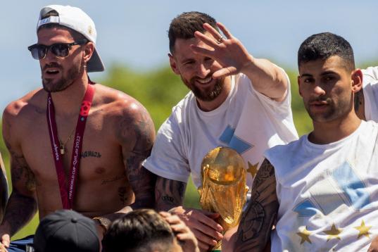 Messi saluda con la Copa del Mundo en la mano