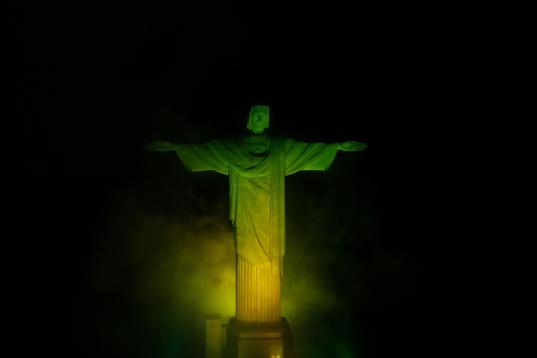 La estatua del Cristo Redentor, símbolo de Río de Janeiro y de Brasil, se tiñó este jueves de verde y amarillo en señal de respeto por la muerte del único tricampeón mundial de fútbol, Pel&...