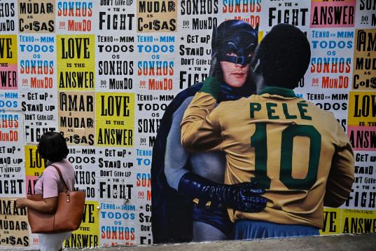 El brasileño Edson Arantes do Nascimento 'Pelé', considerado por muchos el mejor futbolista de todos los tiempos, murió este jueves a los 82 años, debido a las complicaciones del cáncer que padecía.
