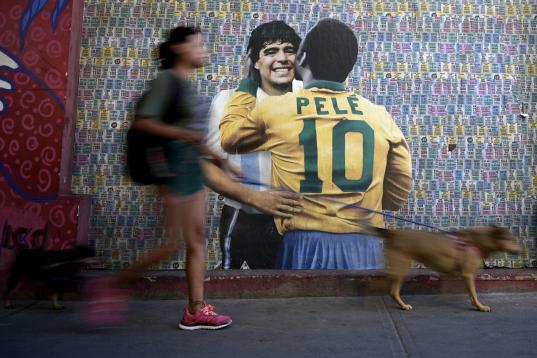 El brasileño Edson Arantes do Nascimento 'Pelé', considerado por muchos el mejor futbolista de todos los tiempos, murió este jueves a los 82 años, debido a las complicaciones del cáncer que padecía.