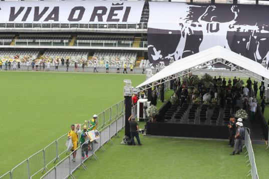Familiares, amigos y simpatizantes de Pelé asisten a su velatorio