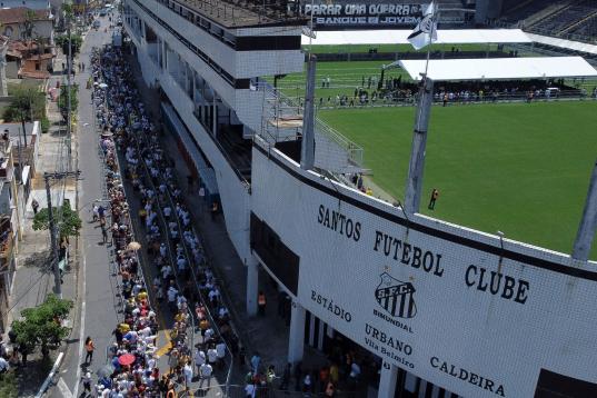 Muchos aficionados han esperado durante horas para dar el último adiós a Pelé