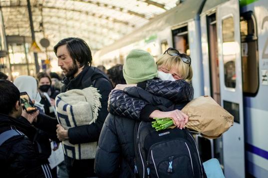 Dos hermanas se abrazan en Berlín después de que tuvieran que abandonar Kiev