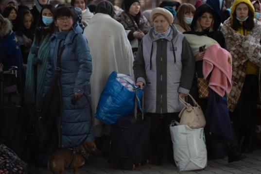 Refugiados ucranianos llegan a Polonia con lo que han podido rescatar de sus casas