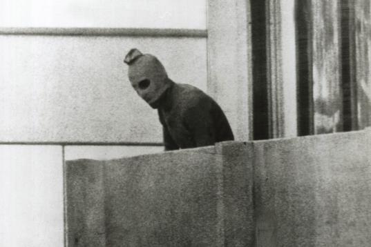 La icónica imagen de uno de los terroristas, asomado a un balcón de la villa olímpica, el 5 de septiembre de 1972.